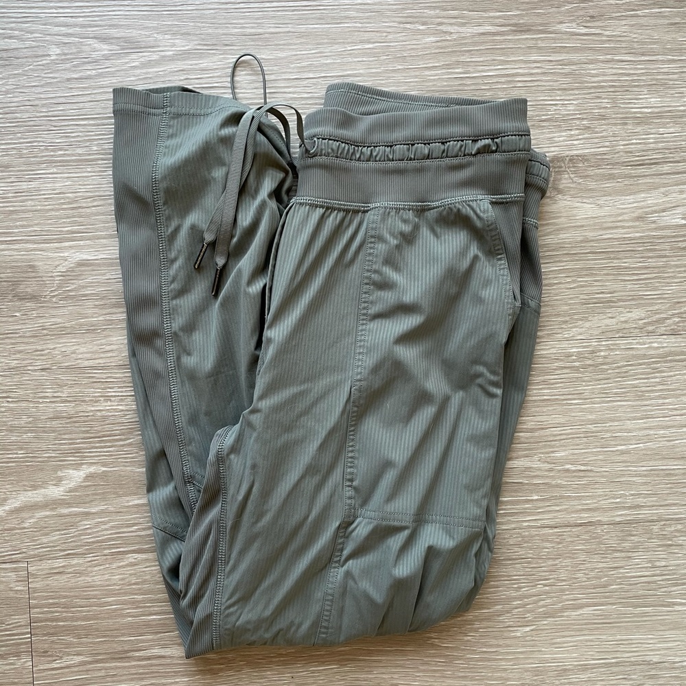 Dance Studio Lululemon Pant 6 Green